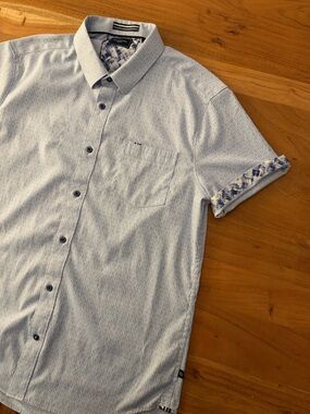 7 Diamonds Light Blue Textured Stretch Button-Down Shirt